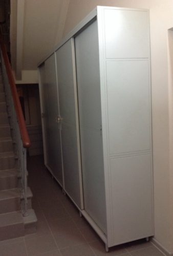 шкаф под лестницей, шкафы под лестницей фото, шкафы под лестницей в доме, шкаф под лестницей в частном, шкаф купе под лестницей, встроенный шкаф под лестницей